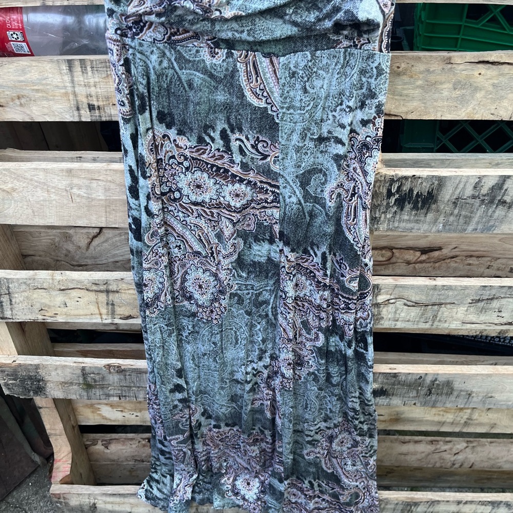 Chic Paisley Maxi Skirt in Green and Pink